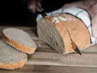 Persone schneidet Brot. © Christian Horz / iStock / Thinkstock