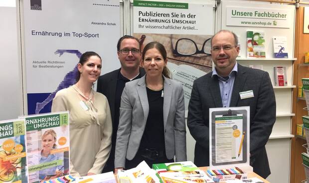 Das Team der ERMÄHRUNGS UMSCHAU am Stand (v. l.): Sandra Augsburger und Carsten Augsburger (beide Geschäftsleitung), Tanja Kilbert (Anzeigenleitung) und Udo Maid-Kohnert (Redaktion / Objektleitung).