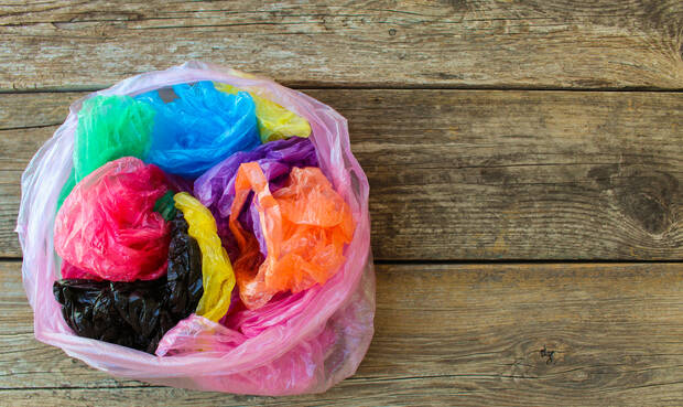 Bunte Plastikbeutel. © Mukhina1/iStock/Getty Images Plus