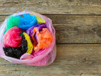 Bunte Plastikbeutel. © Mukhina1/iStock/Getty Images Plus