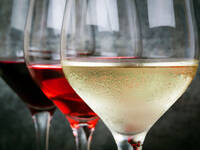 Drei Weingläser mit Rot- und Weißwein
