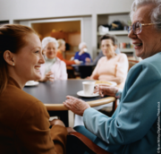 Ältere Menschen am Tisch mit junger Frau. © Ryan McVay/DigitalVision/Thinkstock