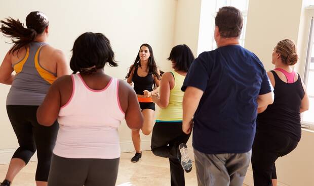 Übergewichtige im Fitnesstraining. © monkeybusinessimages / iStock / Thinkstock