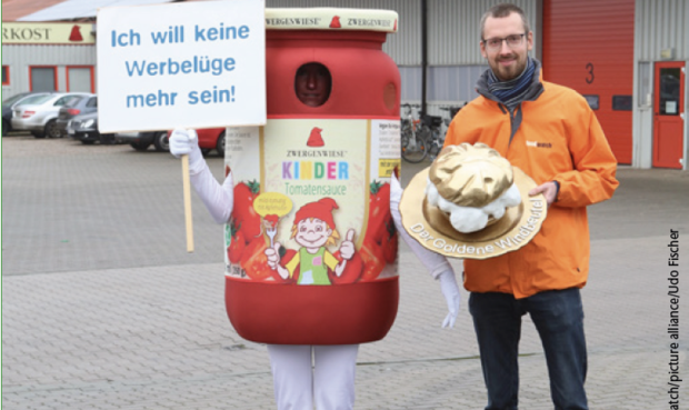 Zwergenwiese-Geschäftsleiter Jochen Walz nimmt den „Goldenen Windbeutel“ entgegen. © foodwatch/picture alliance/Udo Fischer