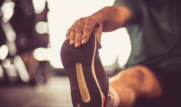 Körperliche Aktivität kann einer altersbedingten Abnahme von Muskulatur und Knochendichte entgegenwirken. © Mladen Zivkovic / iStock / Getty Images Plus