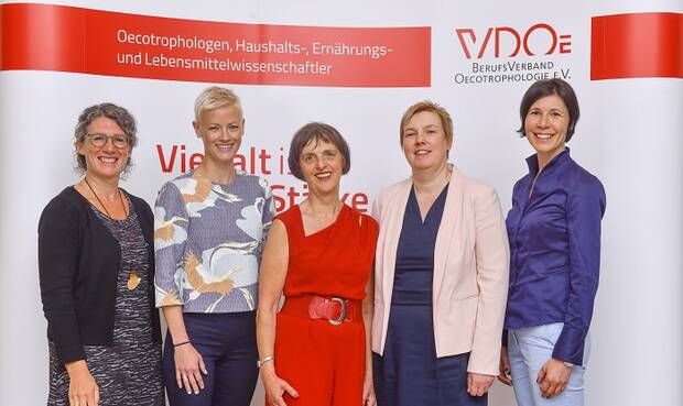 Der neue Vorstand des BerufsVerbands Oecotrophologie e.V. (VDOE): Dr. Annette Neubert, Kirsten Hummerich (Vorstandsvorsitzende), Ingrid Acker, Tamara Krafft (Rechnungsführendes Vorstandsmitglied) und Monika Bischoff. © VDOE/ Christian Augustin