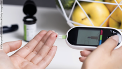 „InsulinPurging“: Essgestörte Diabetiker spritzen sich oft bewusst weniger oder gar kein Insulin. Die Nieren scheiden die Kohlenhydrate über den Urin aus – sog. „Erbrechen über die Nieren“.